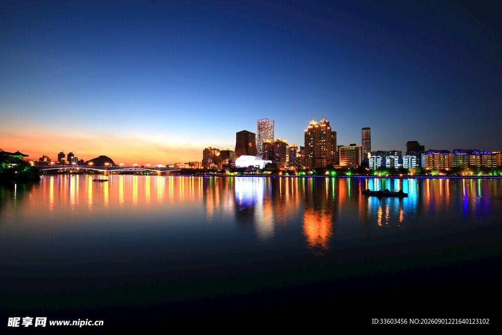 城市湖畔璀璨夜景倒影