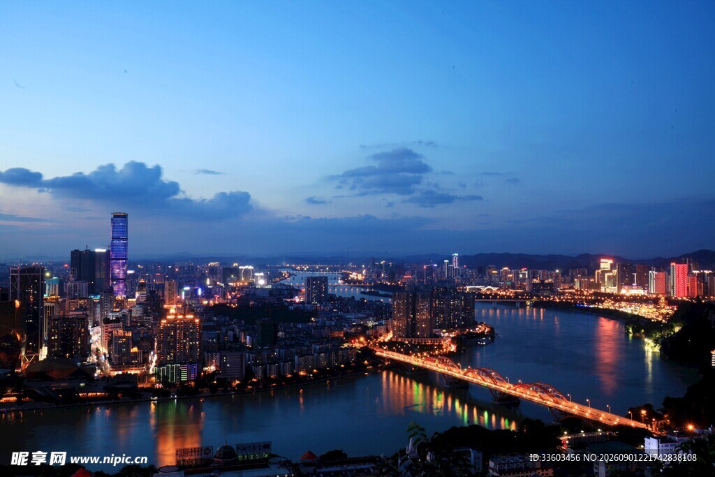 城市夜景璀璨江桥相映