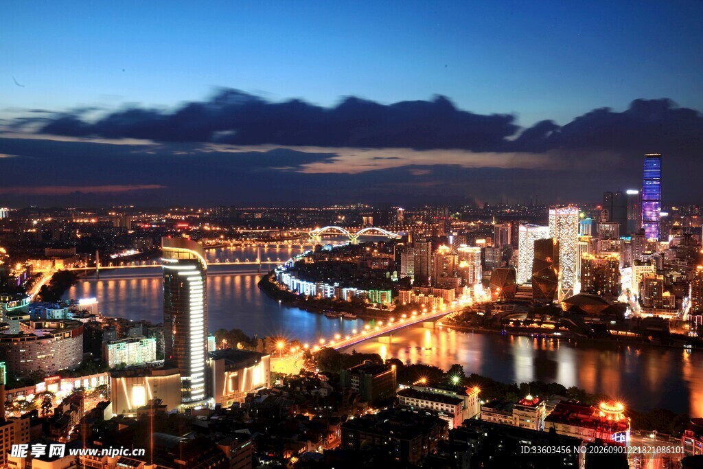 城市璀璨夜景俯瞰图