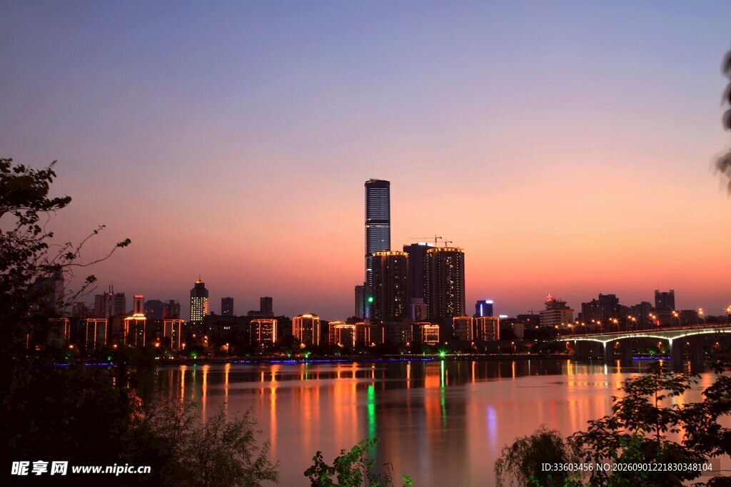 湖畔城市的绚烂黄昏景色