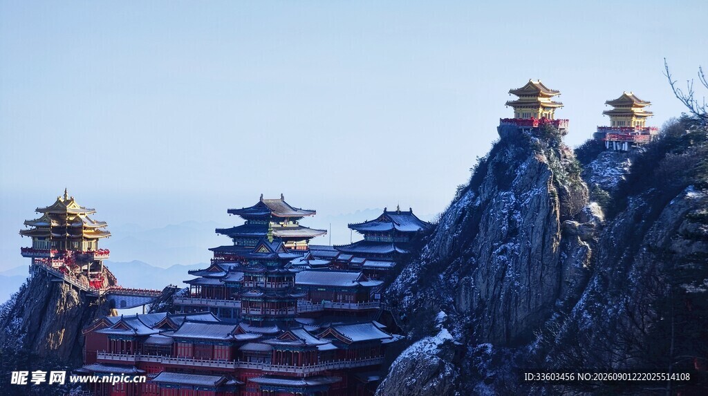 山顶古建筑群美景