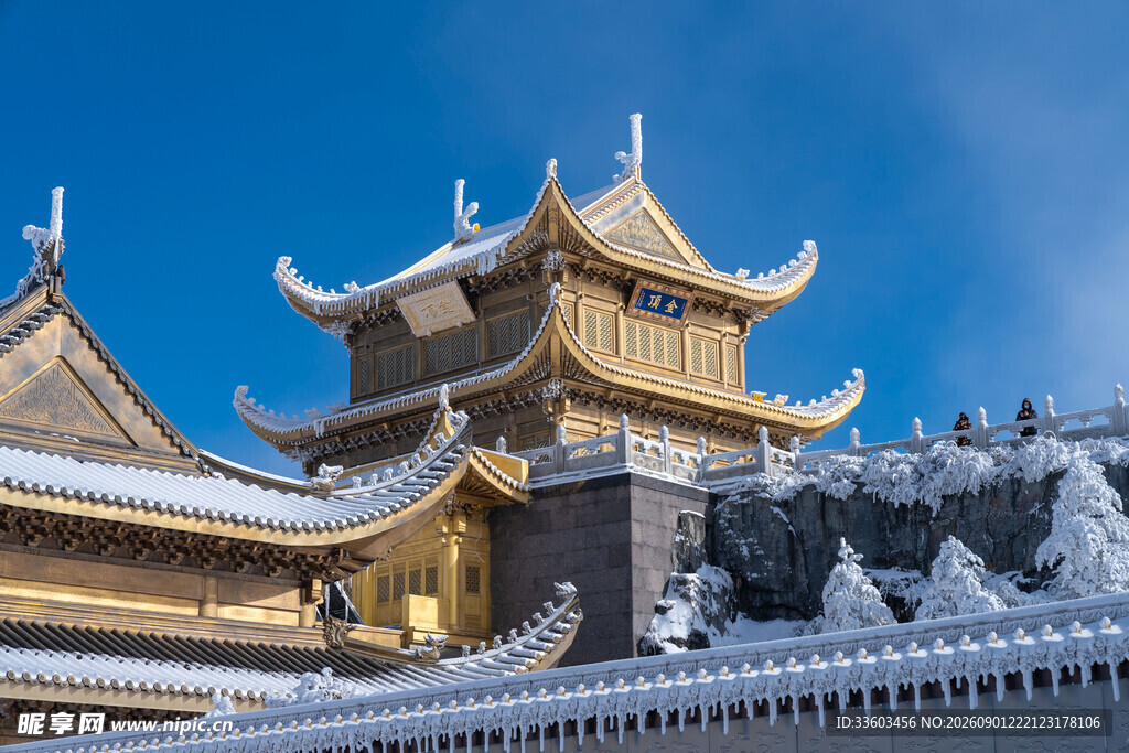 雪覆古建庙宇尽显庄严美