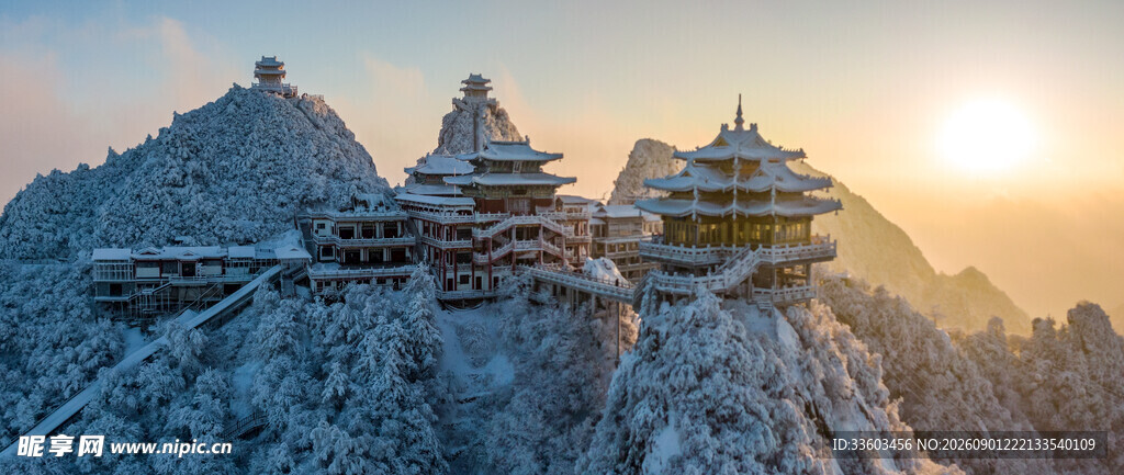 雪覆古建筑日出映美景