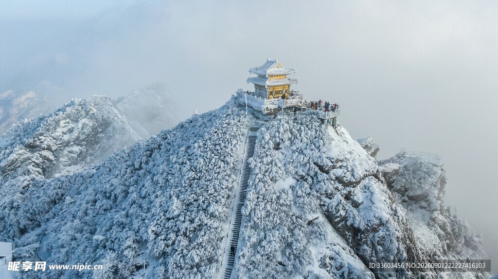 雪覆山峦上的壮丽建筑