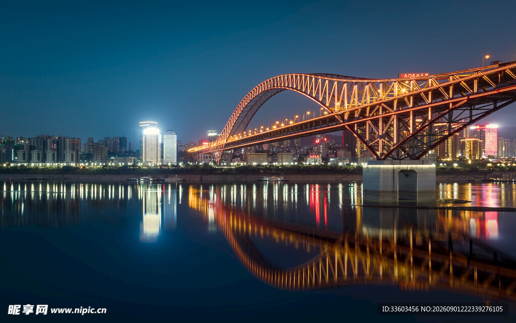 城市夜景中的璀璨桥梁