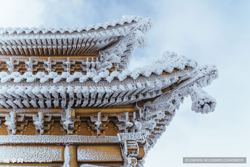 雪覆古建筑屋檐之美
