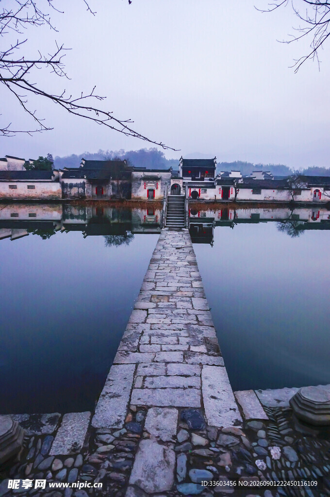 石板桥横跨宁静湖水
