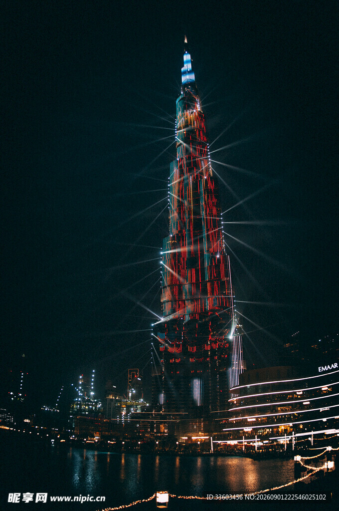 夜晚璀璨的摩天大楼景观