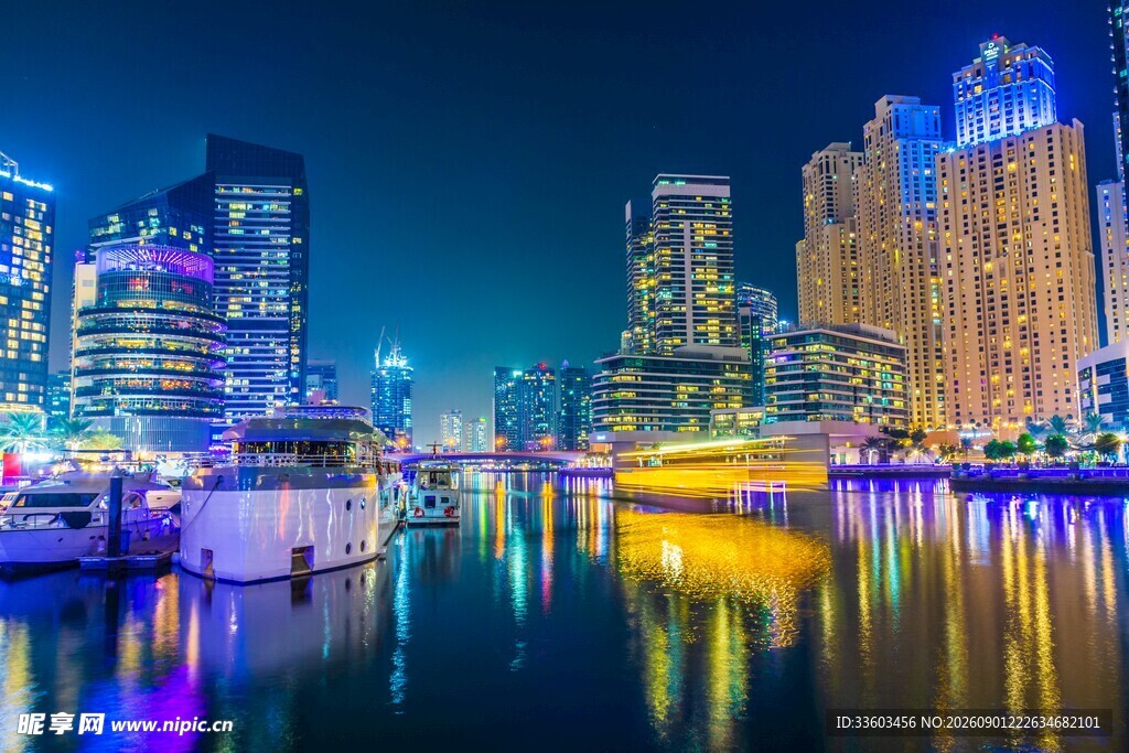 璀璨都市夜景下的宁静水域