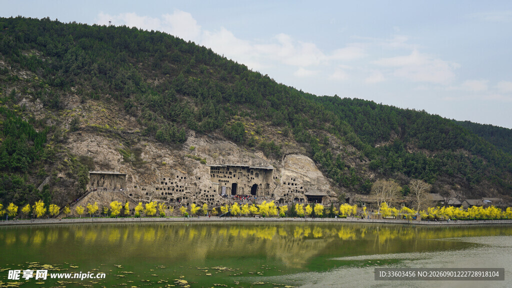 湖畔古建筑与烂漫花海