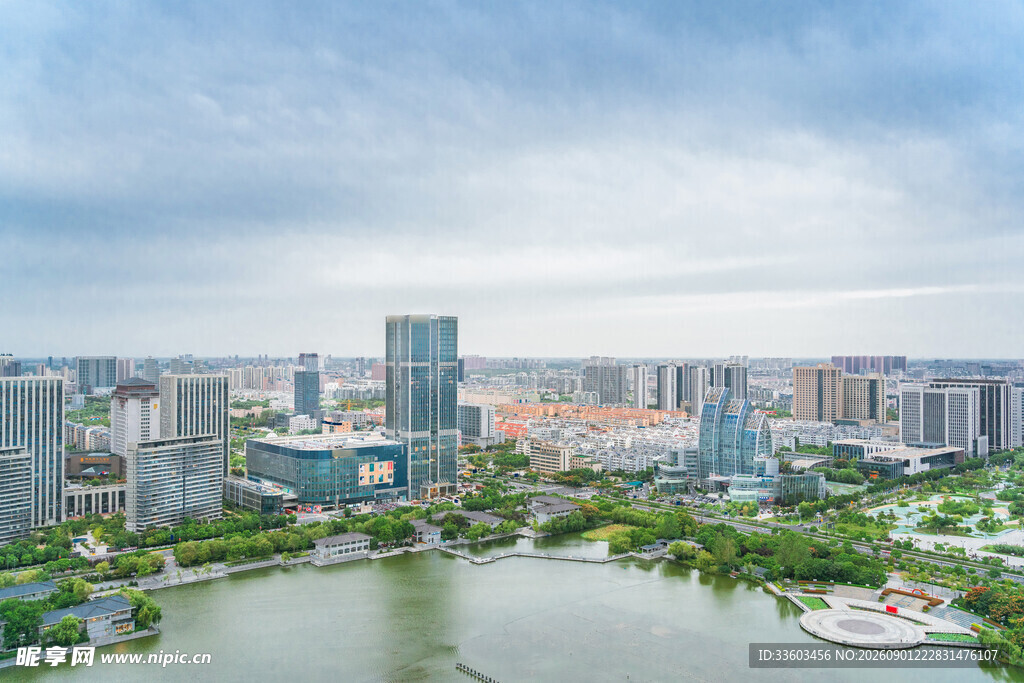 城市湖畔现代建筑群景观