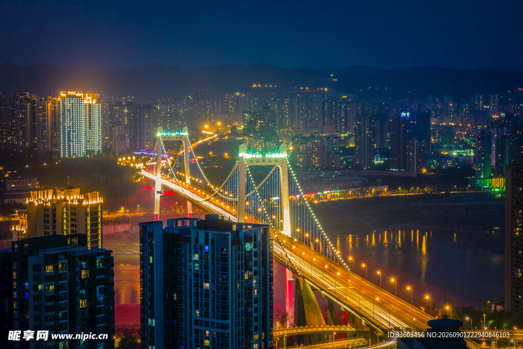 城市夜景中的璀璨跨江大桥