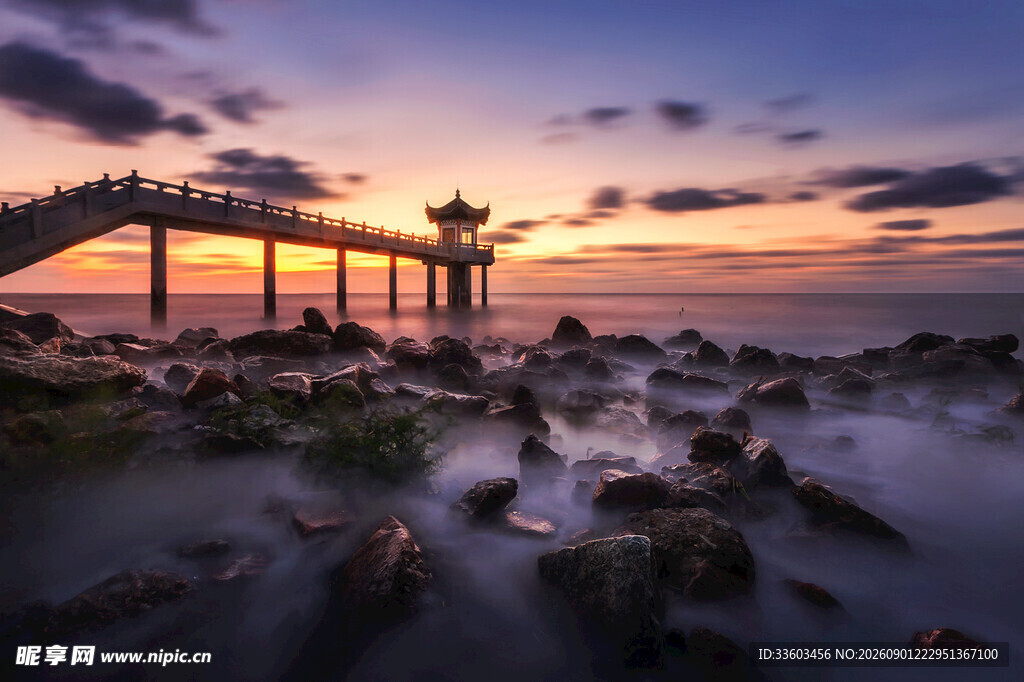 海边栈桥日落美景