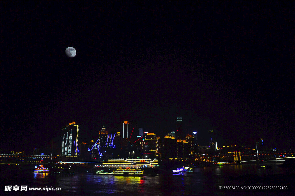 重庆夜景璀璨江月相伴