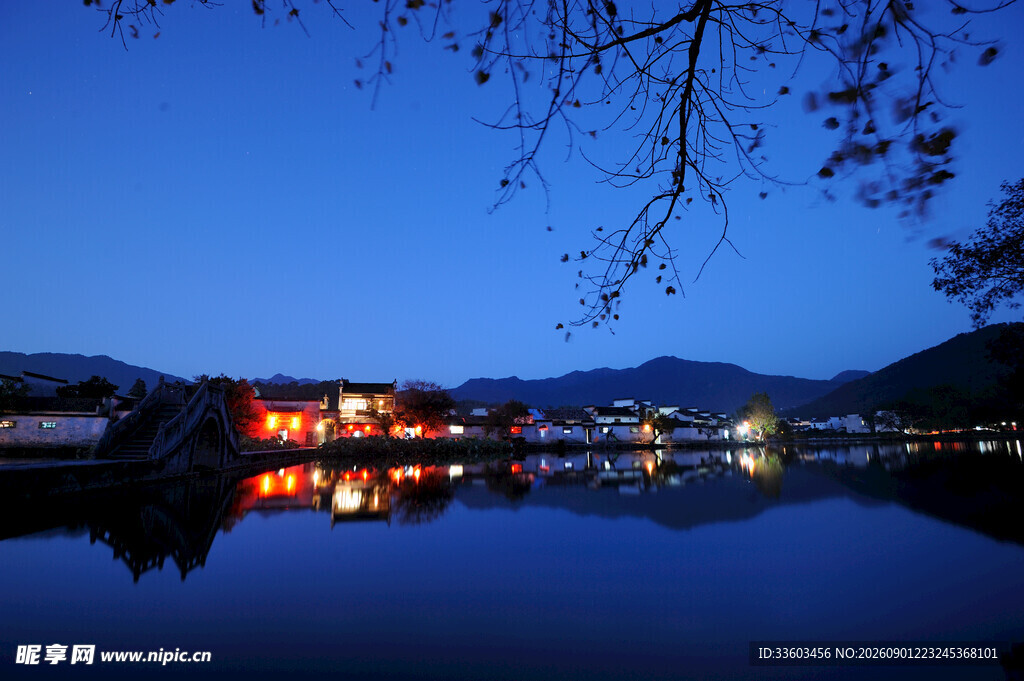 湖畔夜景静谧山水倒影