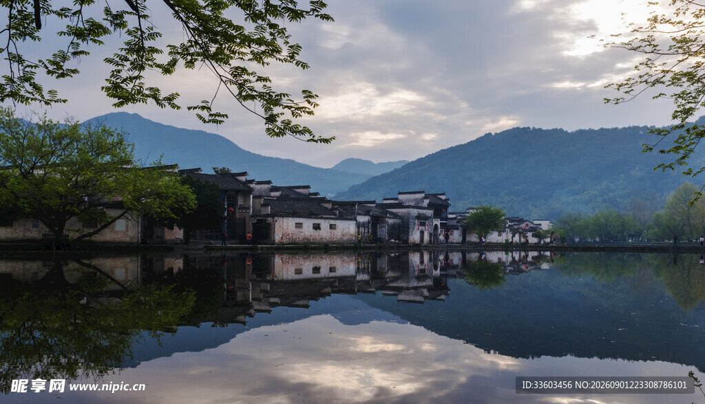 湖畔古村山水相映成画