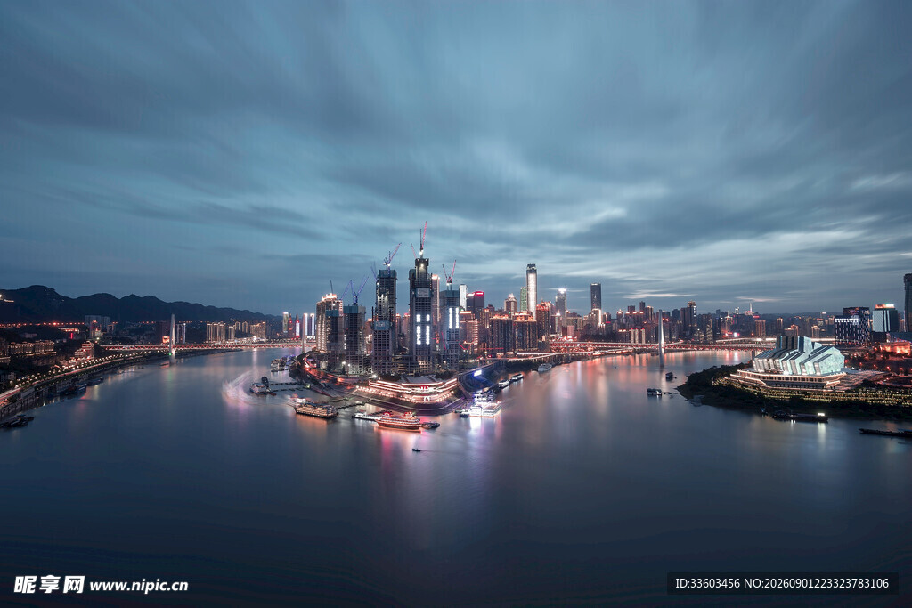 城市夜景中的璀璨河畔风光