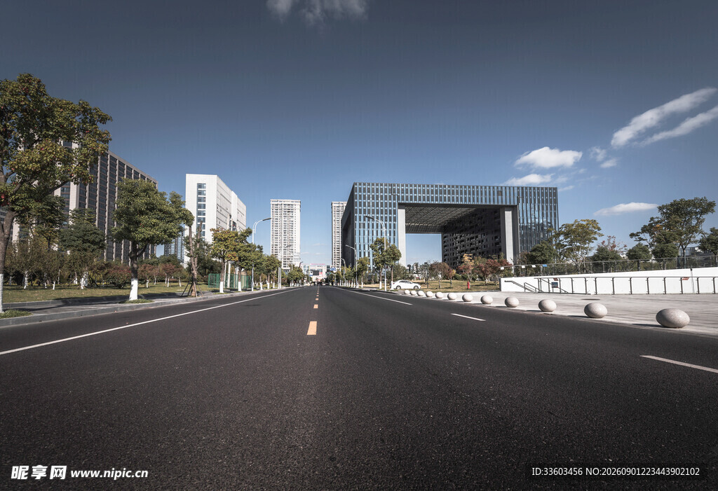 宽阔城市道路与现代建筑