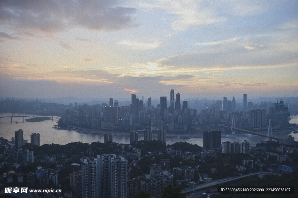 城市天际线壮丽黄昏景观