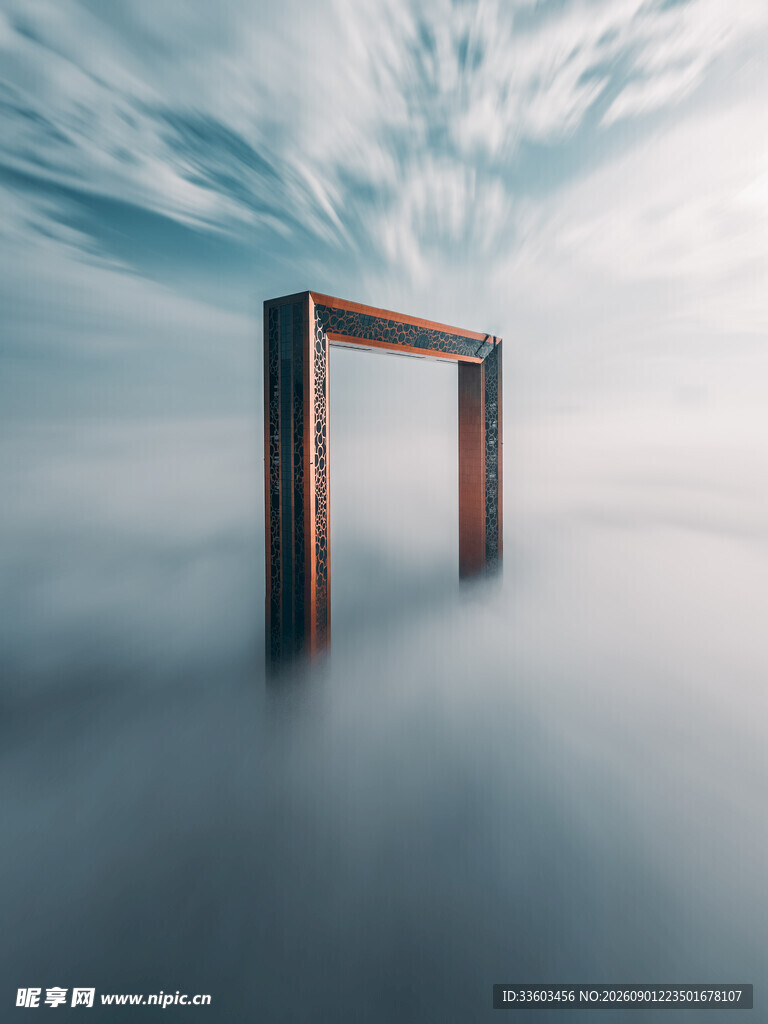 云雾中的神秘门框