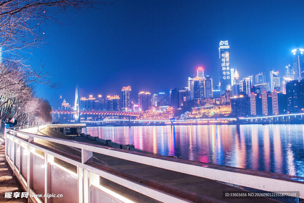 城市河畔璀璨夜景风光