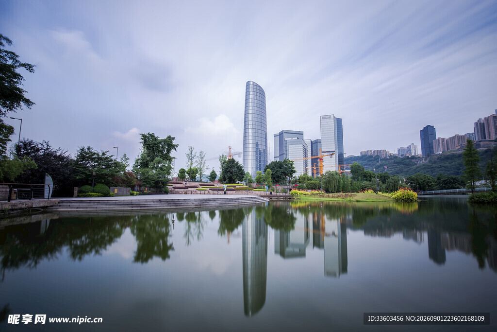 城市湖畔风光倒影美景
