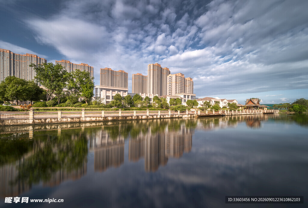 湖畔高楼美景倒映