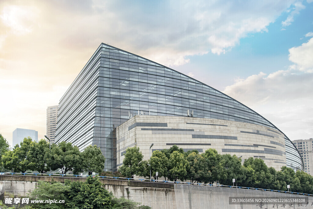 现代玻璃幕墙办公建筑