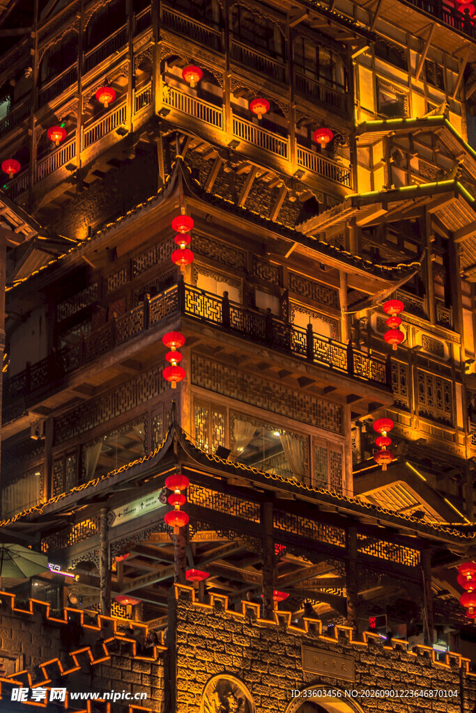 古楼夜景红灯璀璨映照