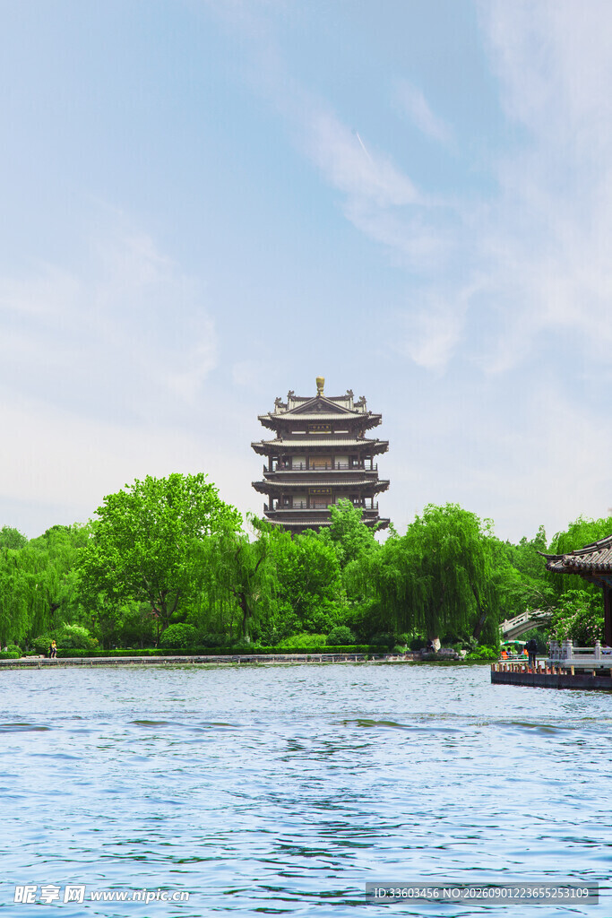 湖畔古楼映绿树碧水