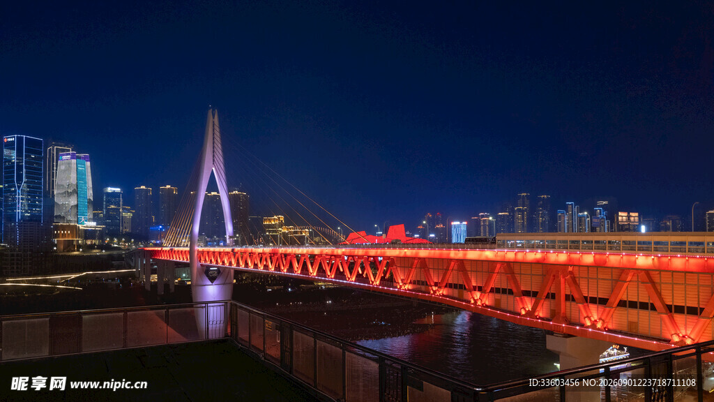 城市夜景中的璀璨桥梁