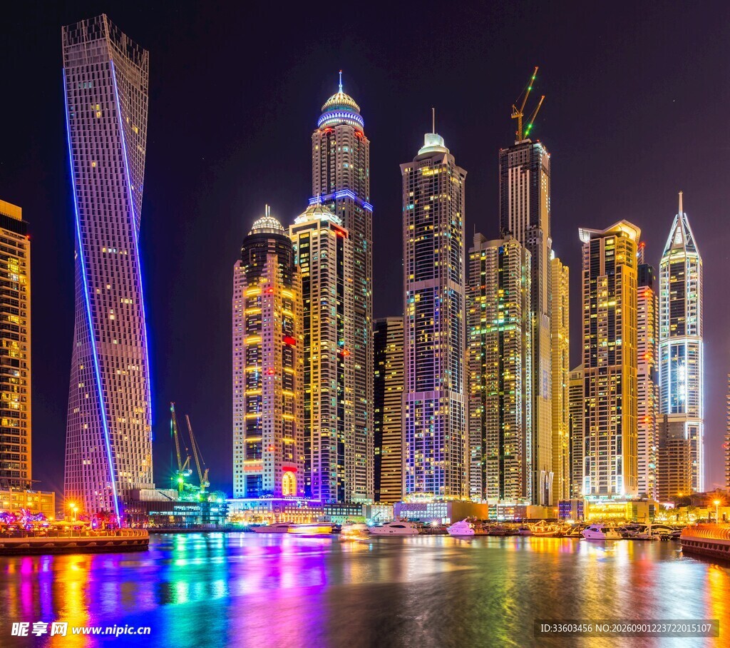 迪拜璀璨夜景高楼映水