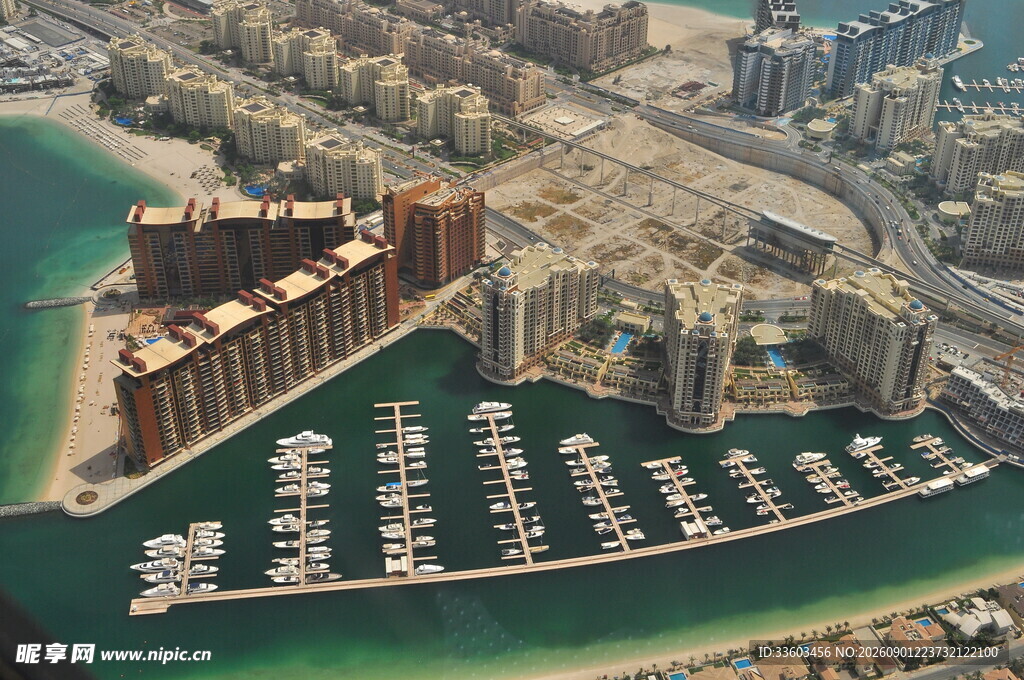 俯瞰现代海滨码头建筑群