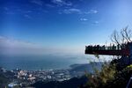 山顶观景台俯瞰城市海景
