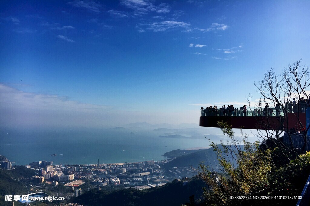 山顶观景台俯瞰城市海景