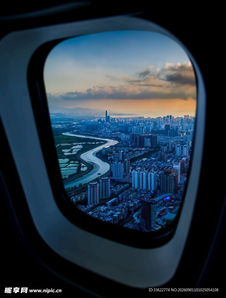 机窗视角下的城市壮丽景观