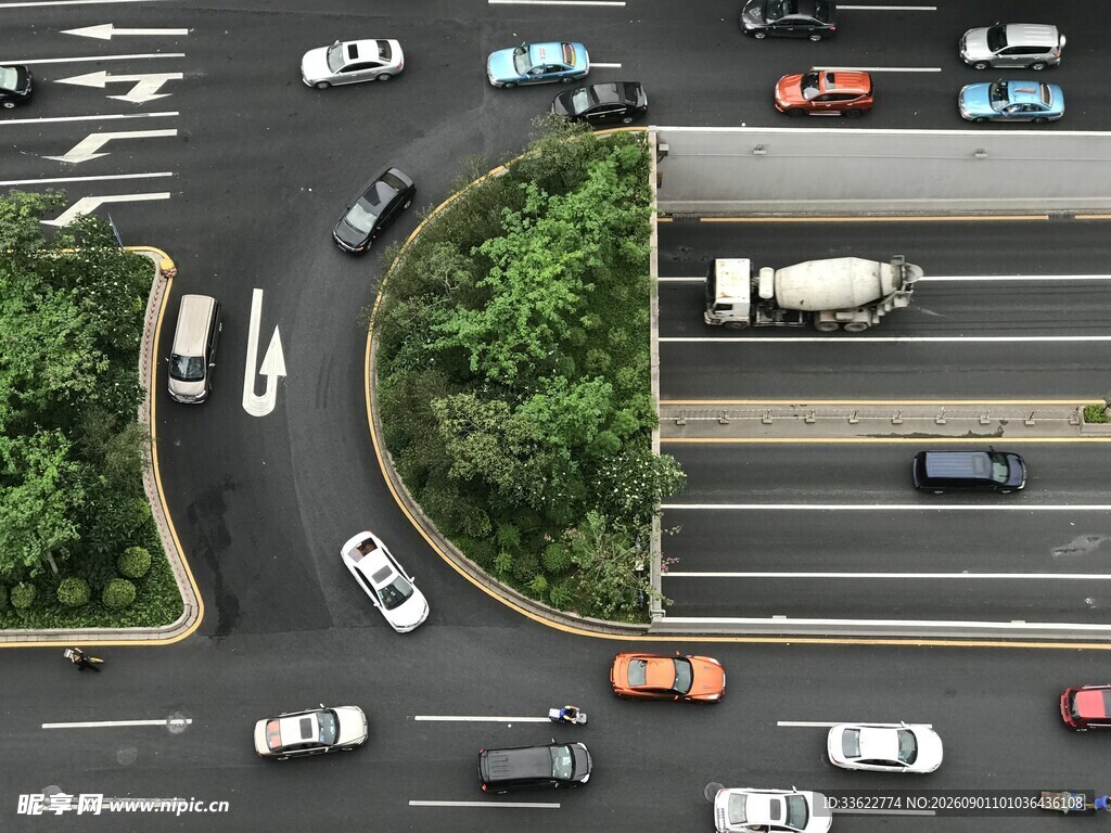 城市路口交通景象