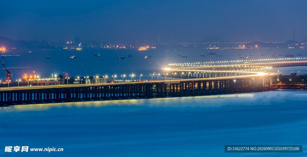 海滨夜景璀璨灯火映海面
