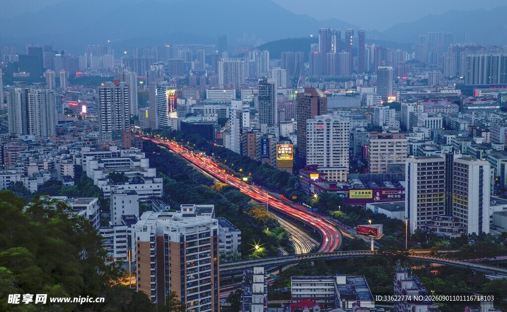 城市夜景中的璀璨交通线