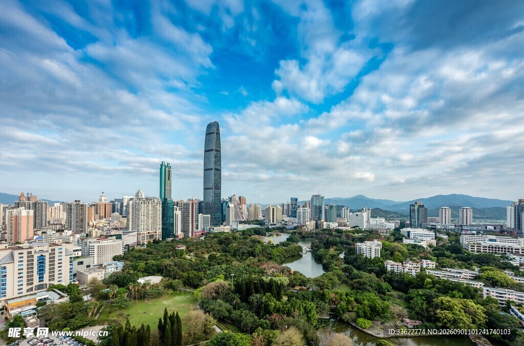 都市繁华景观与葱郁绿植