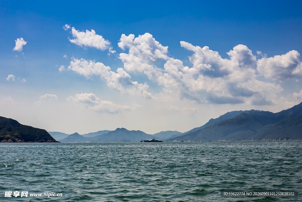 碧海蓝天间的山水景致