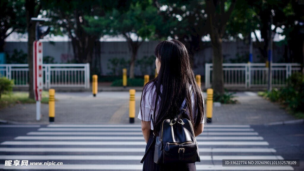 女孩独行于户外道路