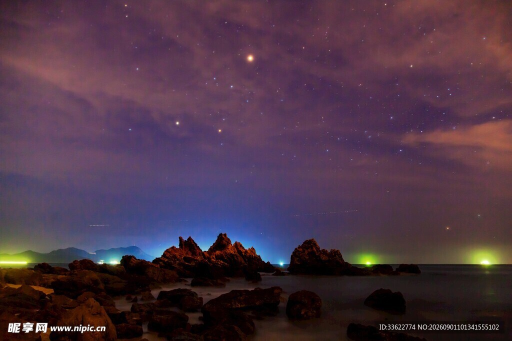 海边星空下的岩石夜景