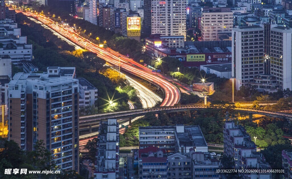 城市夜景中的繁华交通脉络