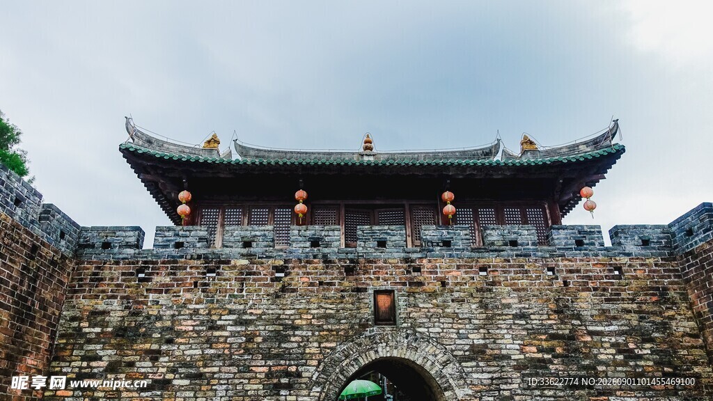 古城墙下的中式古建筑