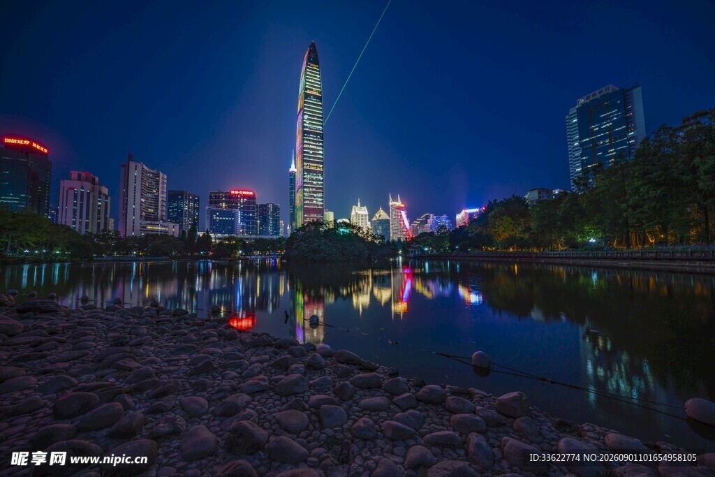 城市夜景湖畔璀璨灯光秀