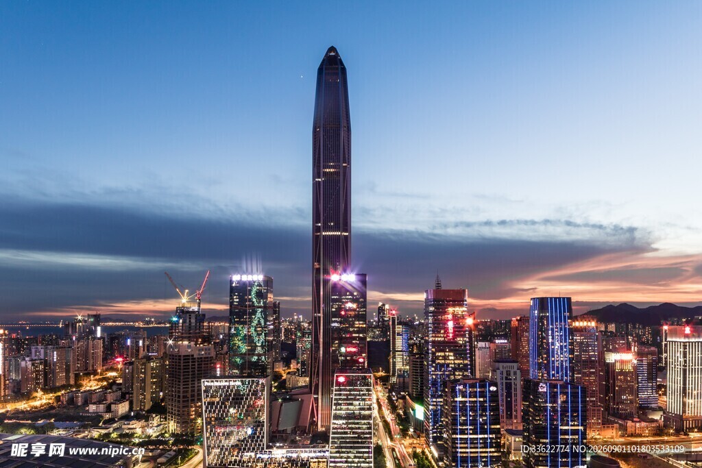 深圳夜景中的摩天大楼