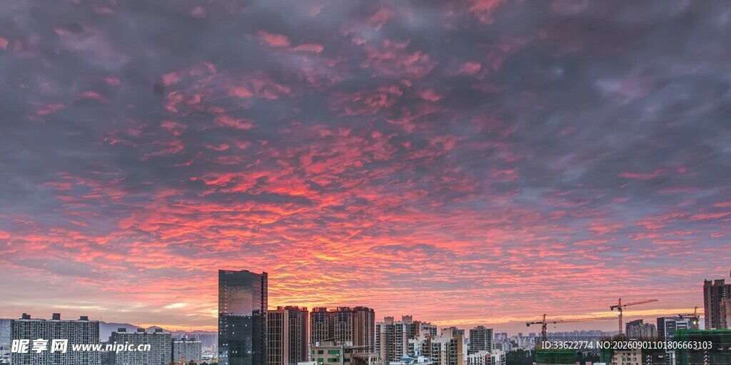 城市上空绚烂的晚霞景观