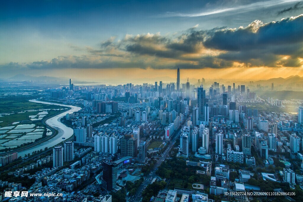 城市天际线的壮丽黄昏景色