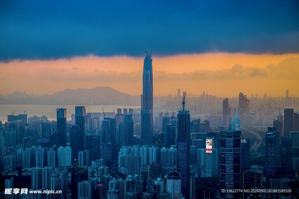 黄昏下的繁华都市天际线